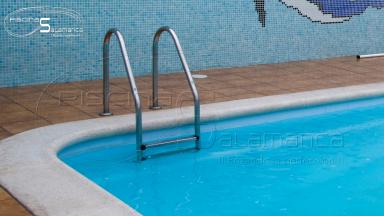 ESCALERAS Y BARANDILLAS DE ACCESO     Instalación en todo tipo de piscinas.