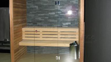 Sauna Deluxe         Saunas compuestas por una mezcla de cedro canadiense, piedra y vidrio.